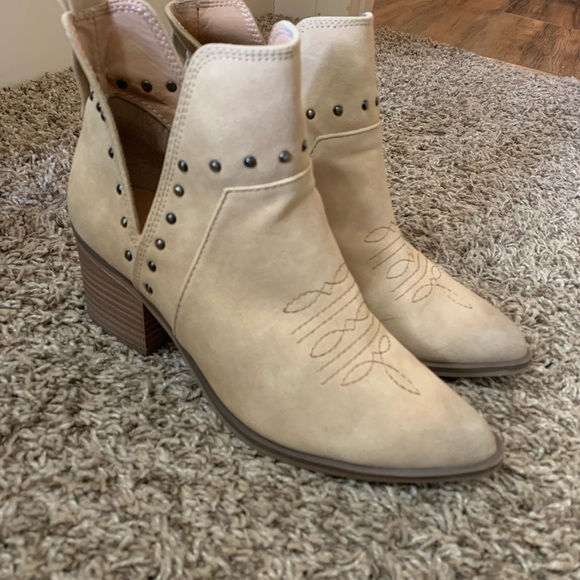 Universal Thread Taupe Booties Size 6 - Picture 1 of 5